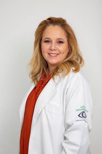 Dra. Simone Finzi em consulta com paciente
